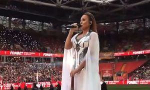 В доспехах и с мечом: Макsим спела в унисон с болельщиками на матче «Спартака» 