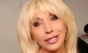 Ирина Аллегрова впервые за долгое время вышла на сцену и обратилась «ко всем живущим»: видео