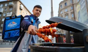 «Русский, забудь про свиной шашлык»: муфтий Подмосковья поддержал отказ курьеров-мигрантов доставлять «харамные» блюда