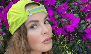 Ведущая Екатерина Андреева похвасталась внушительным декольте: пикантное видео