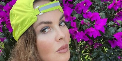 Ведущая Екатерина Андреева похвасталась внушительным декольте: пикантное видео
