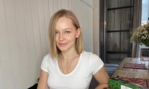 Юлия Пересильд в одном полотенце показала, как отдыхает в русской бане