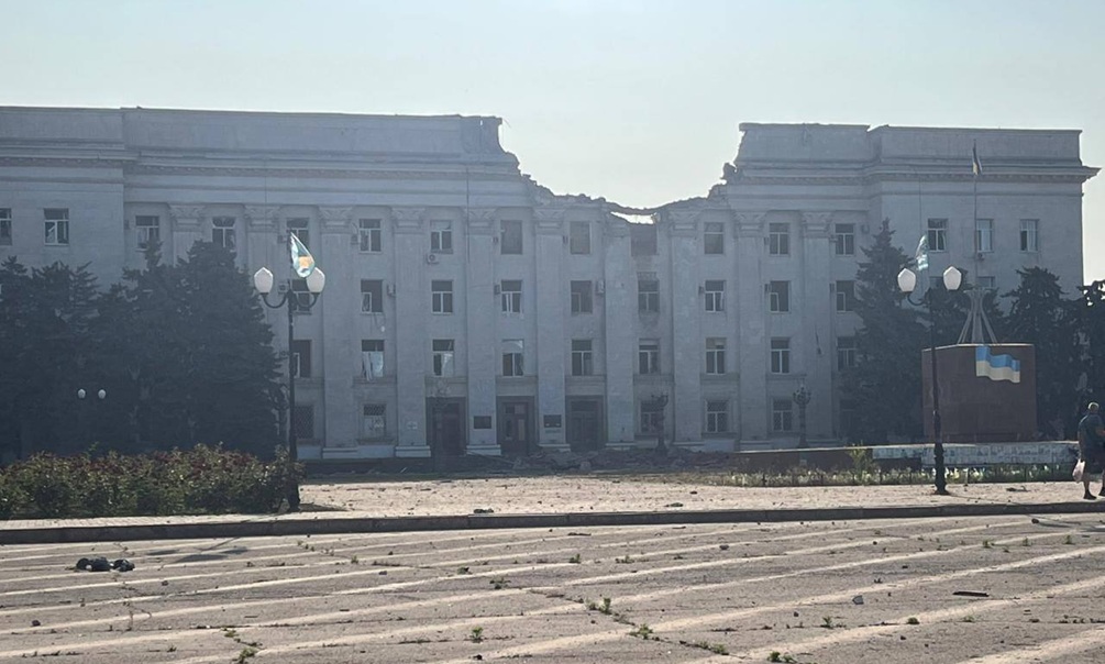 Над Херсоном спущен флаг Украины: авиабомба ВКС РФ испортила настроение украинских оккупантов из местной администрации 