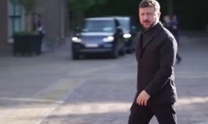 «Переоделся — значит, сдался»: Зеленский в Гааге подал сигнал конца войны