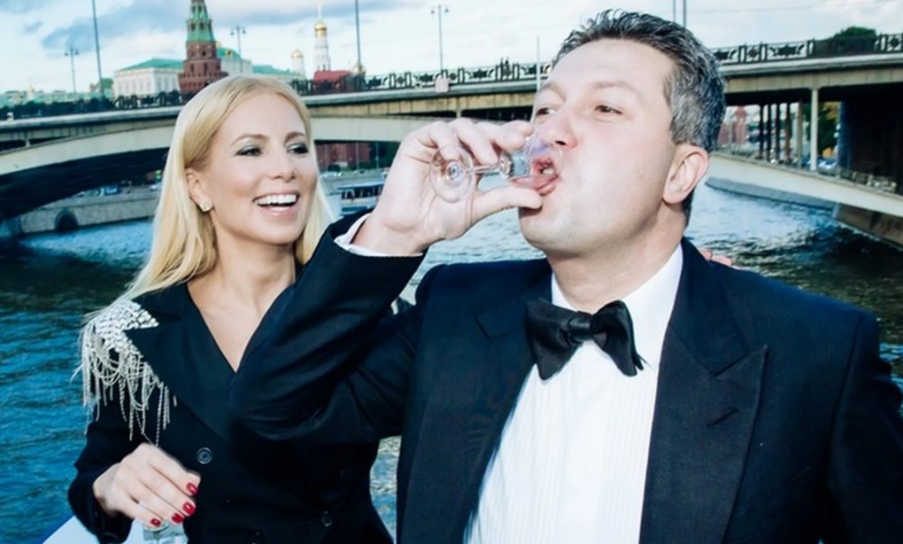 Без денег нет любви: бывшая жена «гламурного генерала» Иванова вернула себе девичью фамилию Без денег нет любви: бывшая жена «гламурного генерала» Иванова вернула себе девичью фамилию