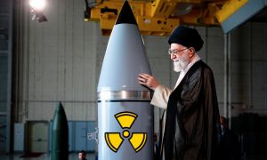Странный и опасный намек: иранский телеканал показал «нежное поглаживание» ядерной боеголовки