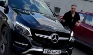 «Бил и обзывал при ребенке»: экс-депутат набросился на женщину в Кирове