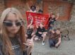 В Волгодонске подростки вскинули в фашистском салюте руки на фоне Знамени Победы