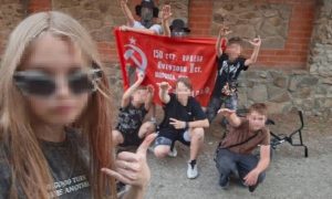 В Волгодонске подростки вскинули в фашистском салюте руки на фоне Знамени Победы