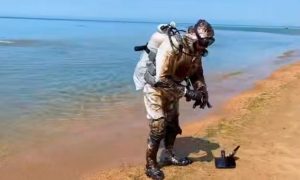Волонтеры в Анапе информируют туристов о запрете купания