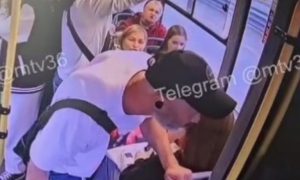 В Воронеже неадекват на полном ходу напал на водителя автобуса