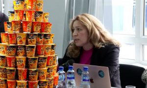 Скандал с абхазской чиновницей, обозвавшей туристов из России «доширачниками», получил продолжение