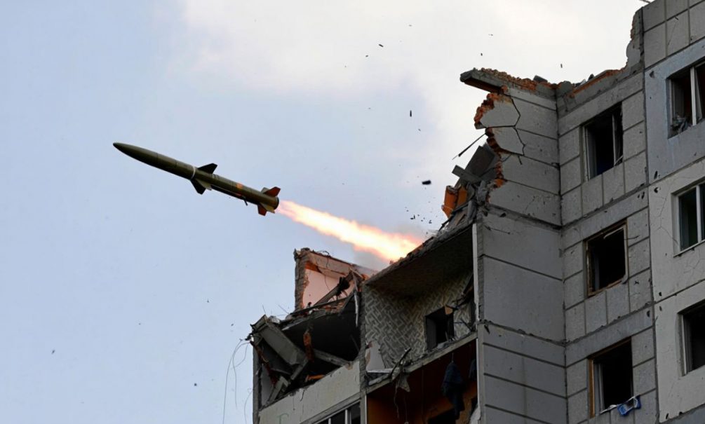Киевская ПВО убила своих: ракета снесла жилой дом в центре столицы. Власти всё подтвердили 