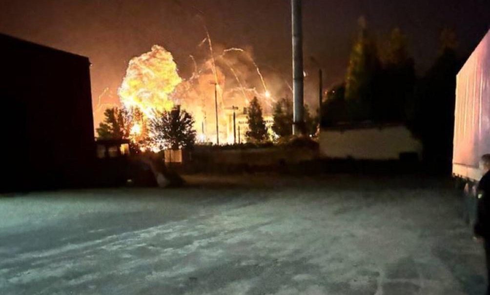 Вместо уничтожения Украины - обмен ударами: мощный взрыв в Брянском аэропорту, пожар на НПЗ в Энгельсе и атака на Москву 