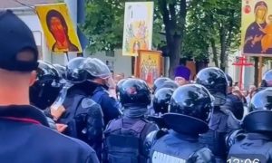 «Вырывают из рук детей и бьют священников»: в Молдове полиция жестко расправляется с протестующими против ЛГБТ*
