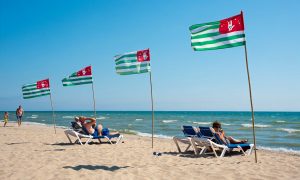 В Абхазии назвали «дешевых» русских туристов угрозой — тратят мало и мешают местному бизнесу