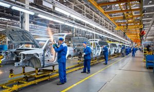 «Может тогда делать машины для СВО?»: российские автозаводы сокращают производство - россияне выбирают «китайцев», а не «Лады»