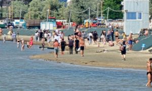 Приехавших в Анапу туристов штрафуют за посещение пляжей