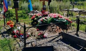 «По моей дочери протоптались в прямом смысле слова»: в Челябинской области школьники устроили погром на кладбище