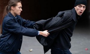 Девушка из Подмосковья задержала мигранта, пытавшегося отнять у неё телефон