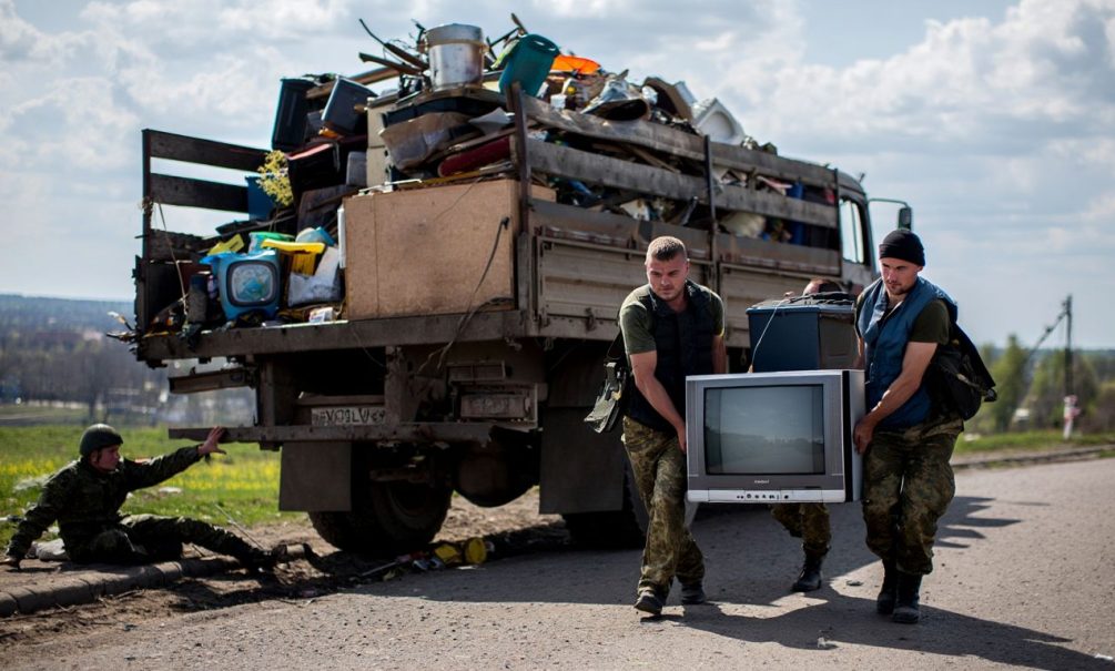 Командиры ВСУ забили барахлом автомобили для вывоза раненых: шокирующее видео опубликовал боевик Командиры ВСУ забили барахлом автомобили для вывоза раненых: шокирующее видео опубликовал боевик