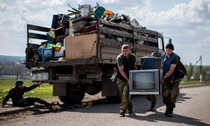 Командиры ВСУ забили барахлом автомобили для вывоза раненых: шокирующее видео опубликовал боевик  