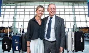 «Я не выставлял жену напоказ»: министр экономики Италии вынужден был извиниться за «неудобства»