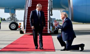 Трамп начал лебезить перед Путиным: готовится встретить его с наивысшими почестями – у нас алаверды разместили ролик о вековой дружбе с США