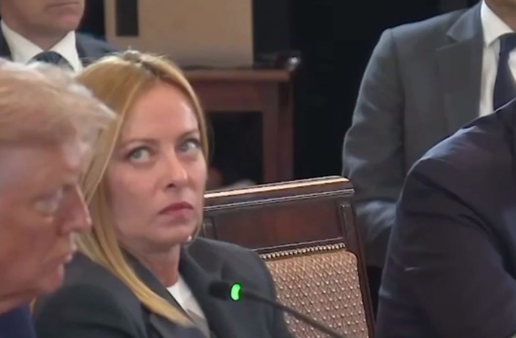 «Они все снюхались»: в сети обсуждают неадекватное поведение итальянского премьера на встрече Зеленского с Трампом