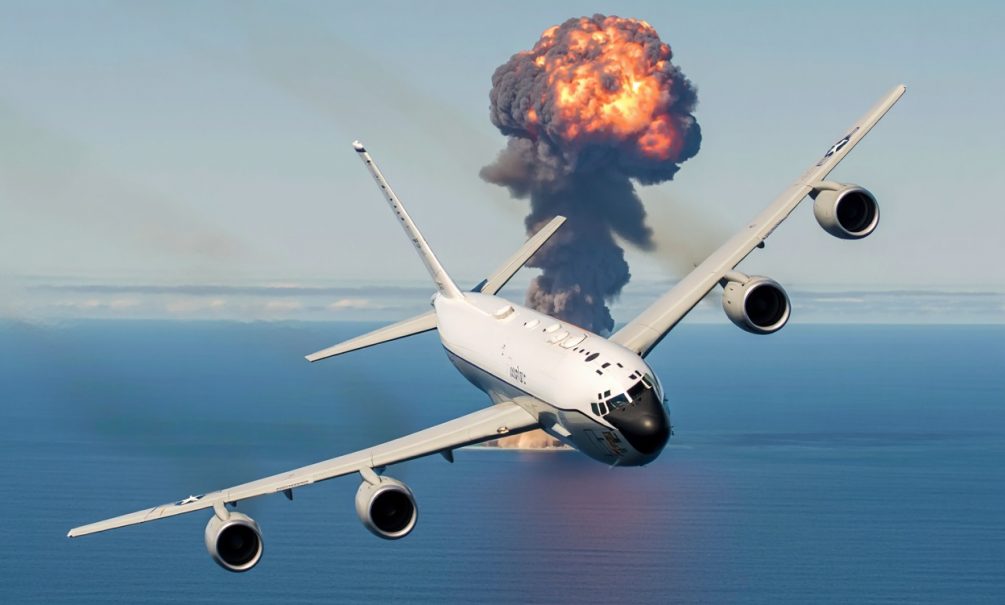 Америка ищет атомный след: разведчик-нюхач уже кружит у рубежей России — подготовка к ядерной войне началась 