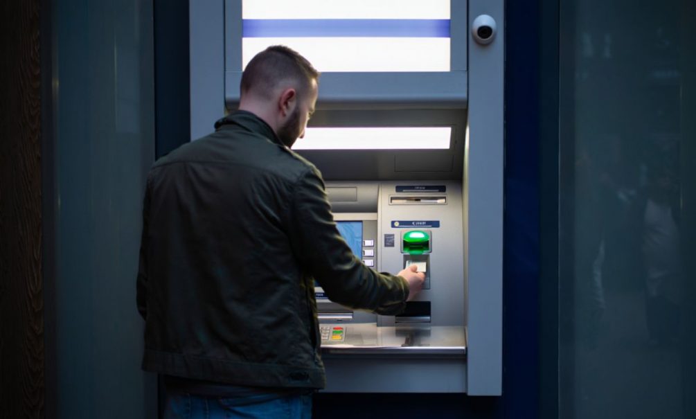 9 критериев вызовут вопросы: с 1 сентября банки введут ограничения на снятие наличных 