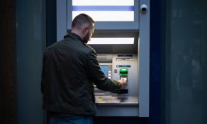 9 критериев вызовут вопросы: с 1 сентября банки введут ограничения на снятие наличных