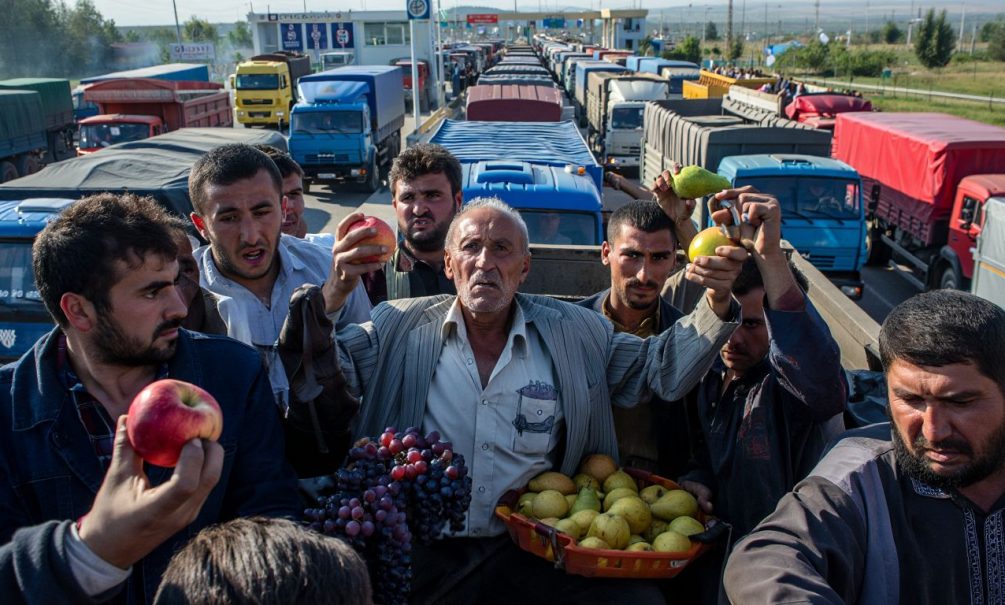 Конец армянской экономики: Россия развернула на границе сотни армянских фур с продуктами Конец армянской экономики: Россия развернула на границе сотни армянских фур с продуктами