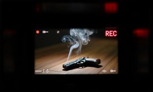 Популярная блогерша погибла в прямом эфире: она в шутку попросила приятеля выстрелить в неё из пистолета