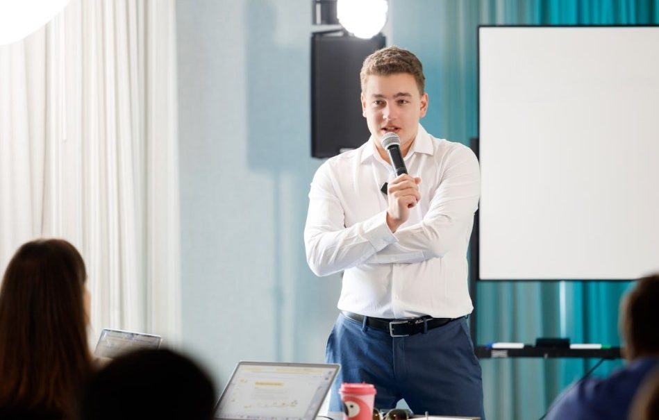 Бизнес-эксперт Антон Трунин: «Выигрывают те, кто предлагает нужные людям решения» Бизнес-эксперт Антон Трунин: «Выигрывают те, кто предлагает нужные людям решения»