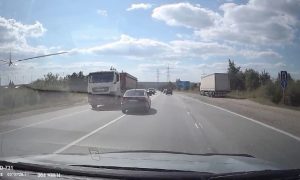Видео: на трассе под Екатеринбургом водитель уснула за рулем и проснулась на «встречке»
