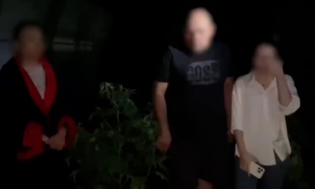 «Посадил помидоры, а выросли наркотики»: в Ростовской области задержали фермера по подозрению в опасном преступлении «Посадил помидоры, а выросли наркотики»: в Ростовской области задержали фермера по подозрению в опасном преступлении