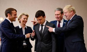 «Допросрочился»: Запад приготовил Зеленскому роль «мальчика для битья»