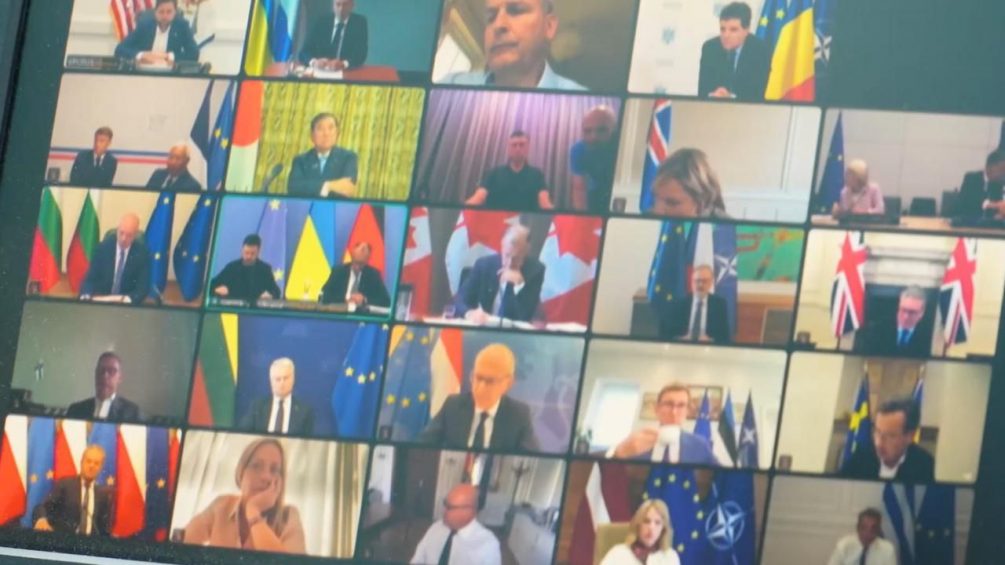 «Угашенный» и «битый»? В сети гадают о причинах опухшего лица и синяков Зеленского после видеоконференции с Трампом