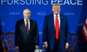 «На Аляске вершится история»: встреча Путина и Трампа началась с крепкого рукопожатия — президенты поехали на саммит в одной машине