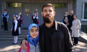 Азербайджанец набросился с оскорблениями на директора школы из-за запрета на хиджаб для дочери: ее мать написала жалобу Путину