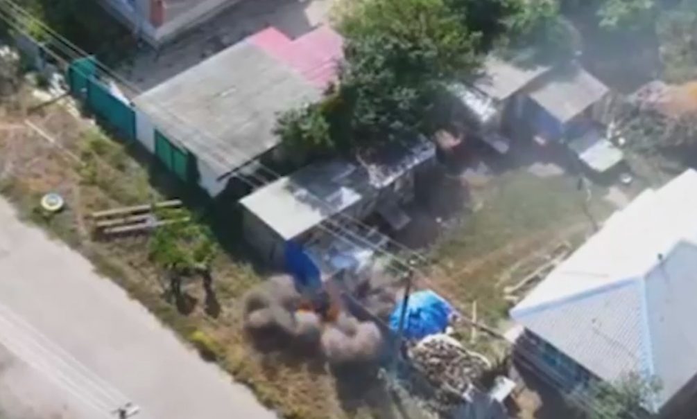 Военное преступление ВСУ попало на видео: украинский солдат прикрывался девушкой и ребенком - потом молодую женщину убили 