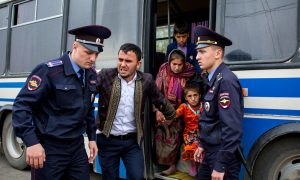 «Отец за сына отвечает»: семьи мигрантов могут выгонять из России за несданные детьми-школьниками тесты по русскому