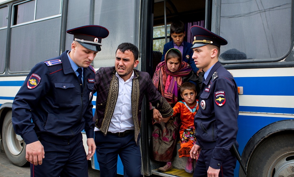«Отец за сына отвечает»: семьи мигрантов могут выгонять из России за несданные детьми-школьниками тесты по русскому 