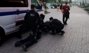 «Пакуй их всех»: азербайджанцы-матерщинники, «отмазывавшие» махавшего пистолетом соплеменника, жестко задержаны полицией Санкт-Петербурга