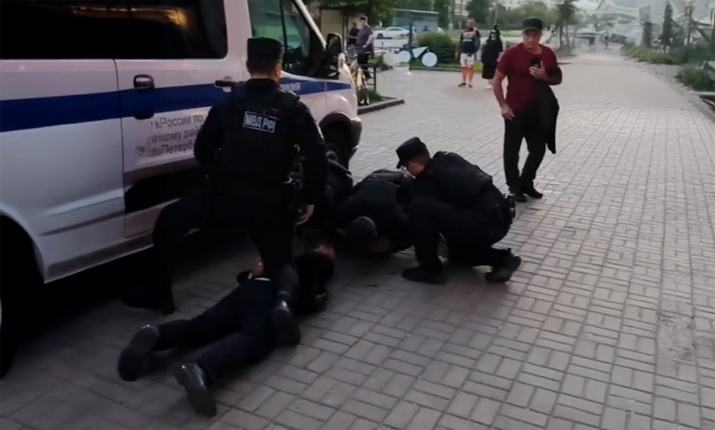 «Пакуй их всех»: азербайджанцы-матерщинники, «отмазывавшие» махавшего пистолетом соплеменника, жестко задержаны полицией Санкт-Петербурга 