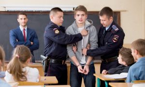 «Мамкиных пирожочков – на зону»: школьникам, срывающим уроки, предложили «шить» уголовную статью «Хулиганство»