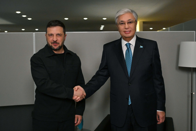 Казахстан поплыл в сторону Украины: Токаев встретился с Зеленским и готовится запустить транспортный коридор в обход России 