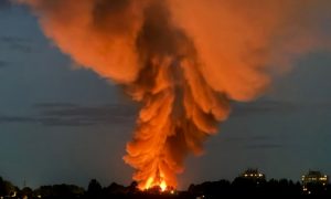 «Очень страшно»: в британском Суиндоне рвутся склады, русский след могут найти с минуты на минуту  