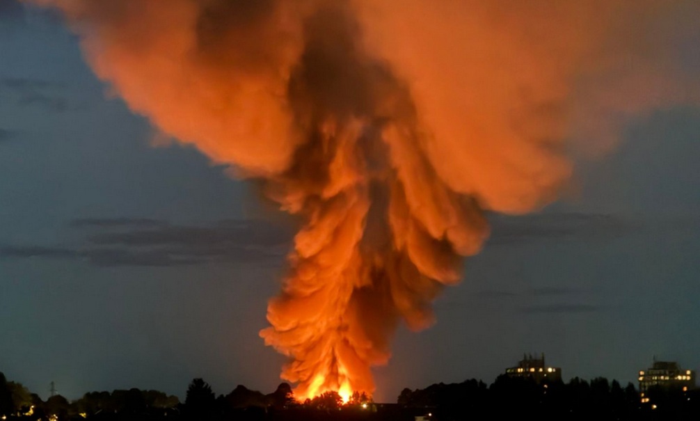 «Очень страшно»: в британском Суиндоне рвутся склады, русский след могут найти с минуты на минуту   